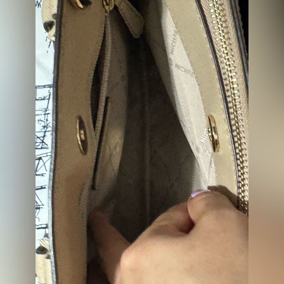 Brand new Michael Kors set - Picture 5 of 9